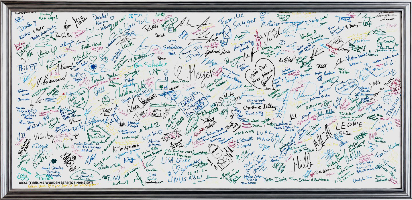 Gerahmte (T)Raumwand in unserem Büro mit hunderten handschriftlichen Danksagungen unserer Kunden